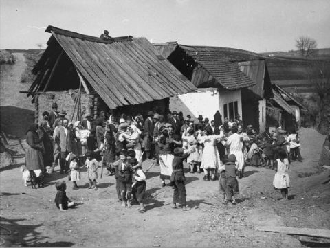 Holocaust Memorial Day Trust | June: Gypsy, Roma And Traveller History ...