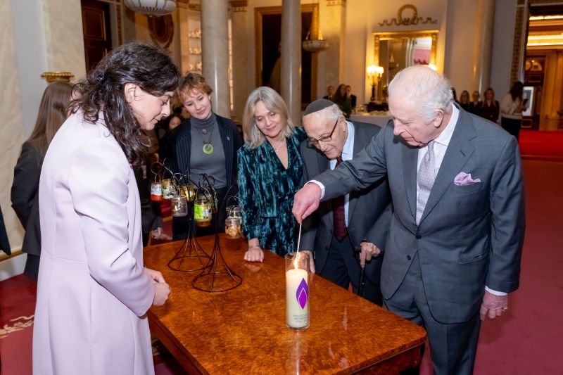 His Majesty The King lights a Holocaust Memorial Day Candle alongside Olivia Marks-Woldman OBE, Chief Executive of Holocaust Memorial Day Trust (HMDT), Beth Jones, Community Engagement and Exhibitions Officer, Museum of Oxford, Laura Marks CBE, Chair of Trustees, HMDT, and Manfred Goldberg Holocaust Survivor. © Grainge Photography